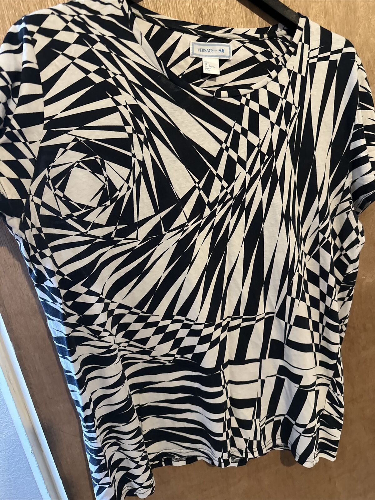VERSACE FOR H&M Abstract Lines Print T-Shirt size Large