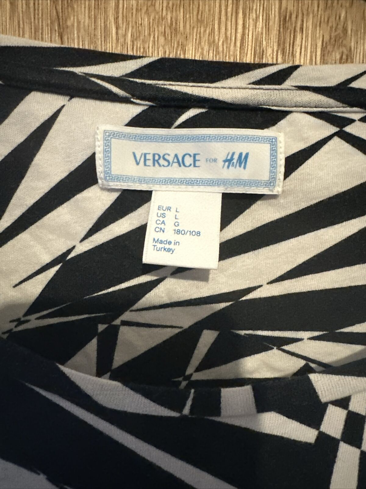 VERSACE FOR H&M Abstract Lines Print T-Shirt size Large