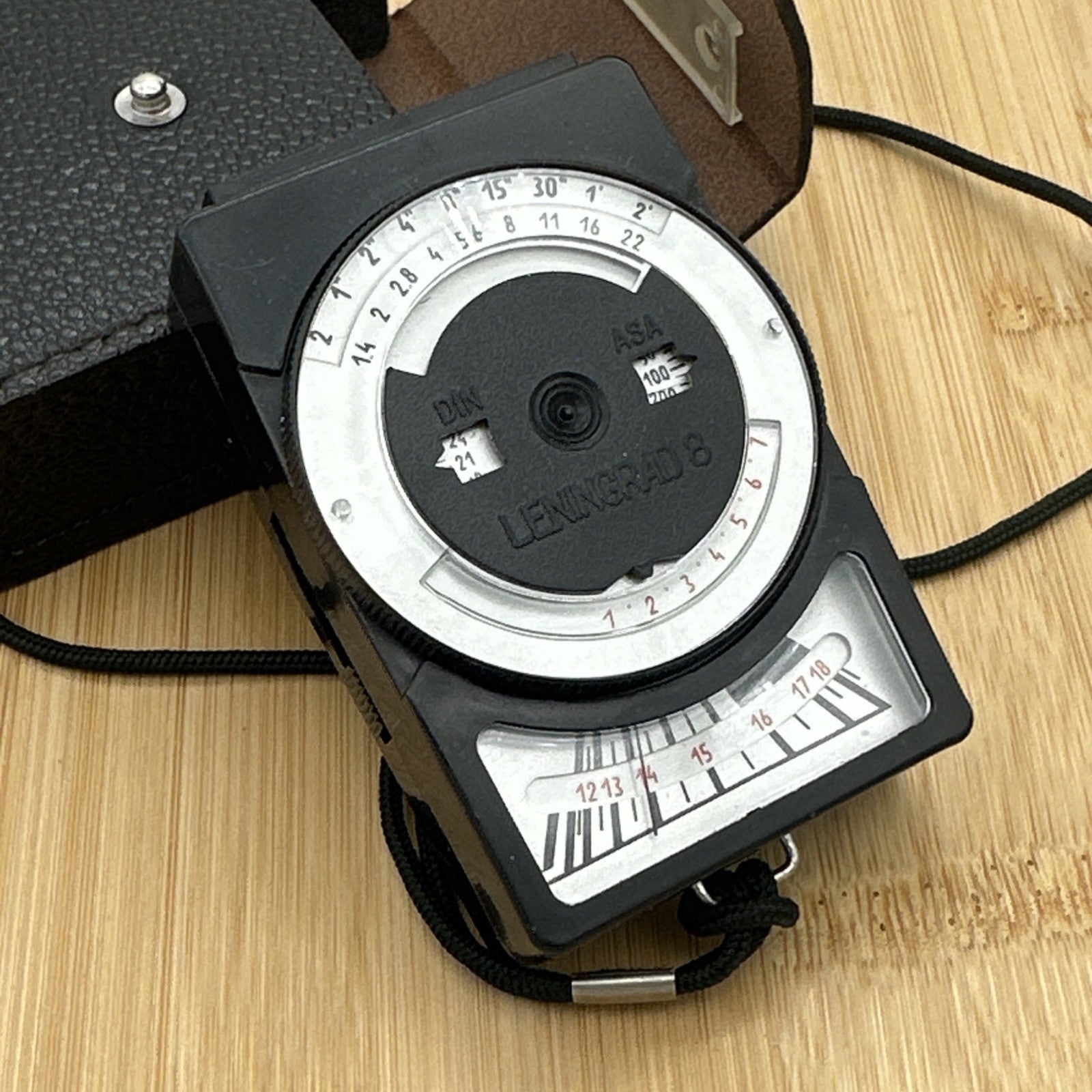 Vintage Leningrad 8 Exposure Meter Manual Analogue Light Meter with Case 