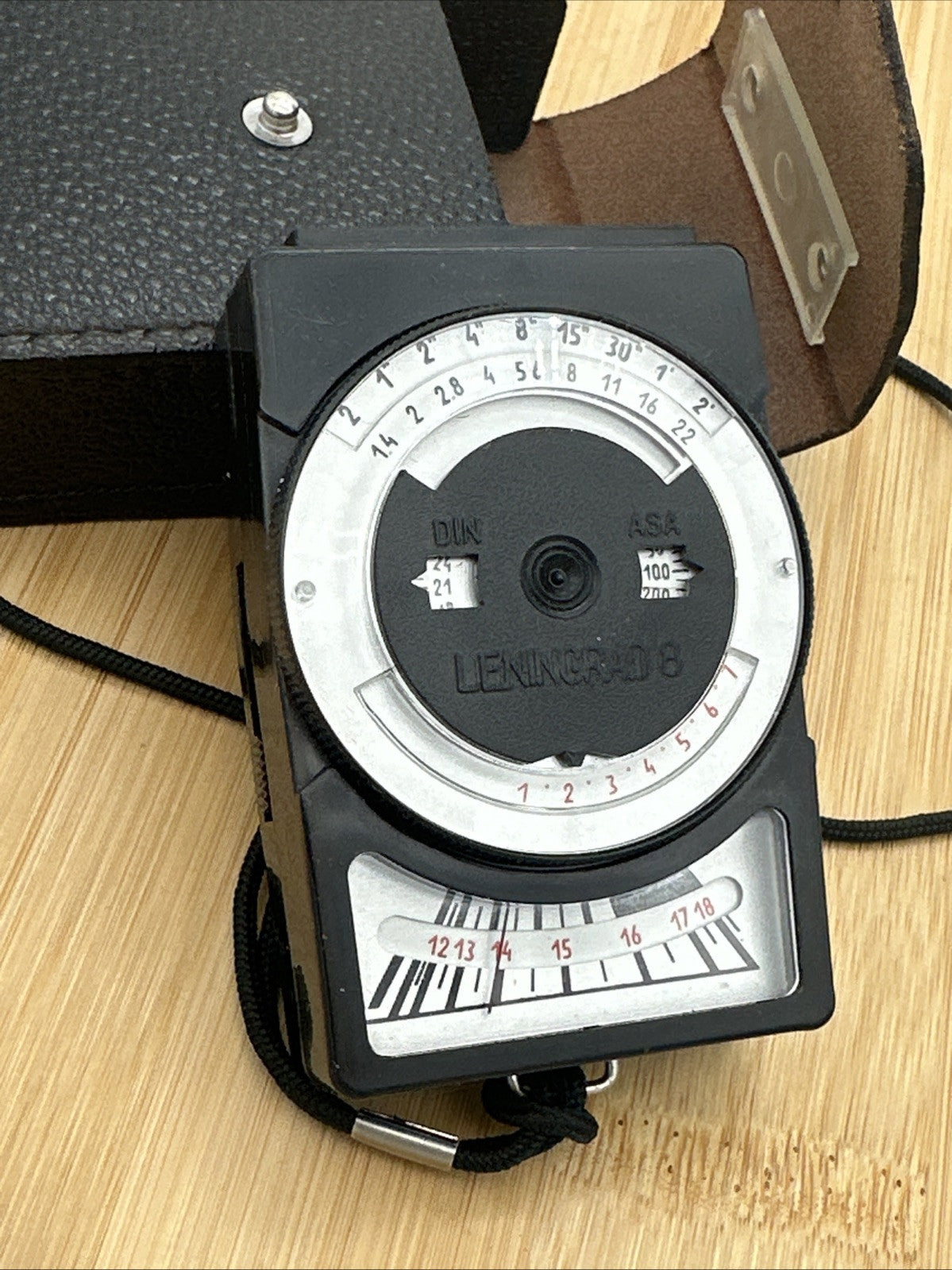 Vintage Leningrad 8 Exposure Meter Manual Analogue Light Meter with Case 