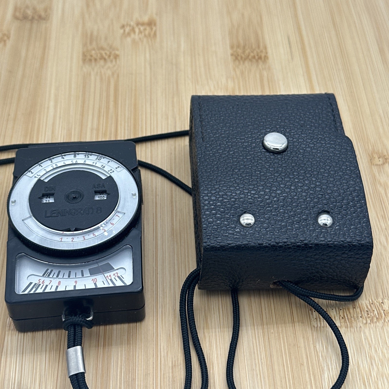 Vintage Leningrad 8 Exposure Meter Manual Analogue Light Meter with Case 