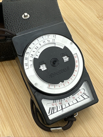 Vintage Leningrad 8 Exposure Meter Manual Analogue Light Meter Cyrillic