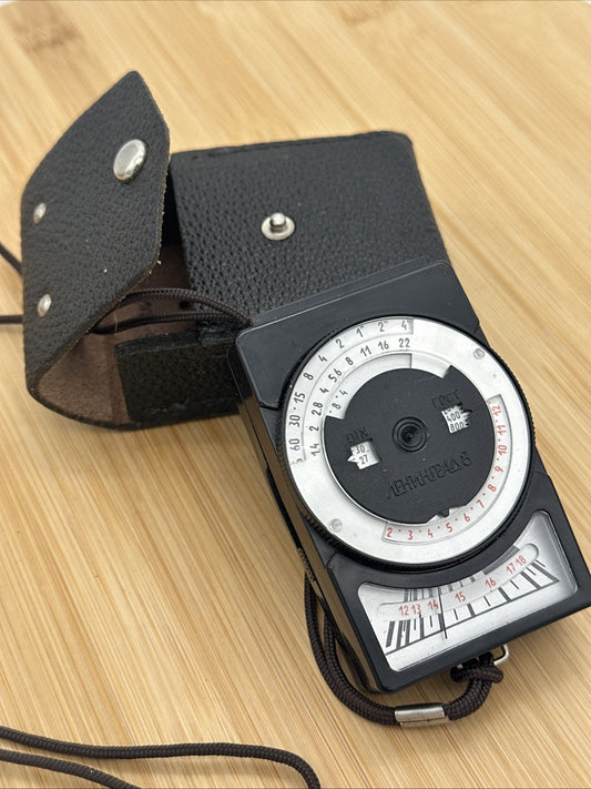 Vintage Leningrad 8 Exposure Meter Manual Analogue Light Meter Cyrillic