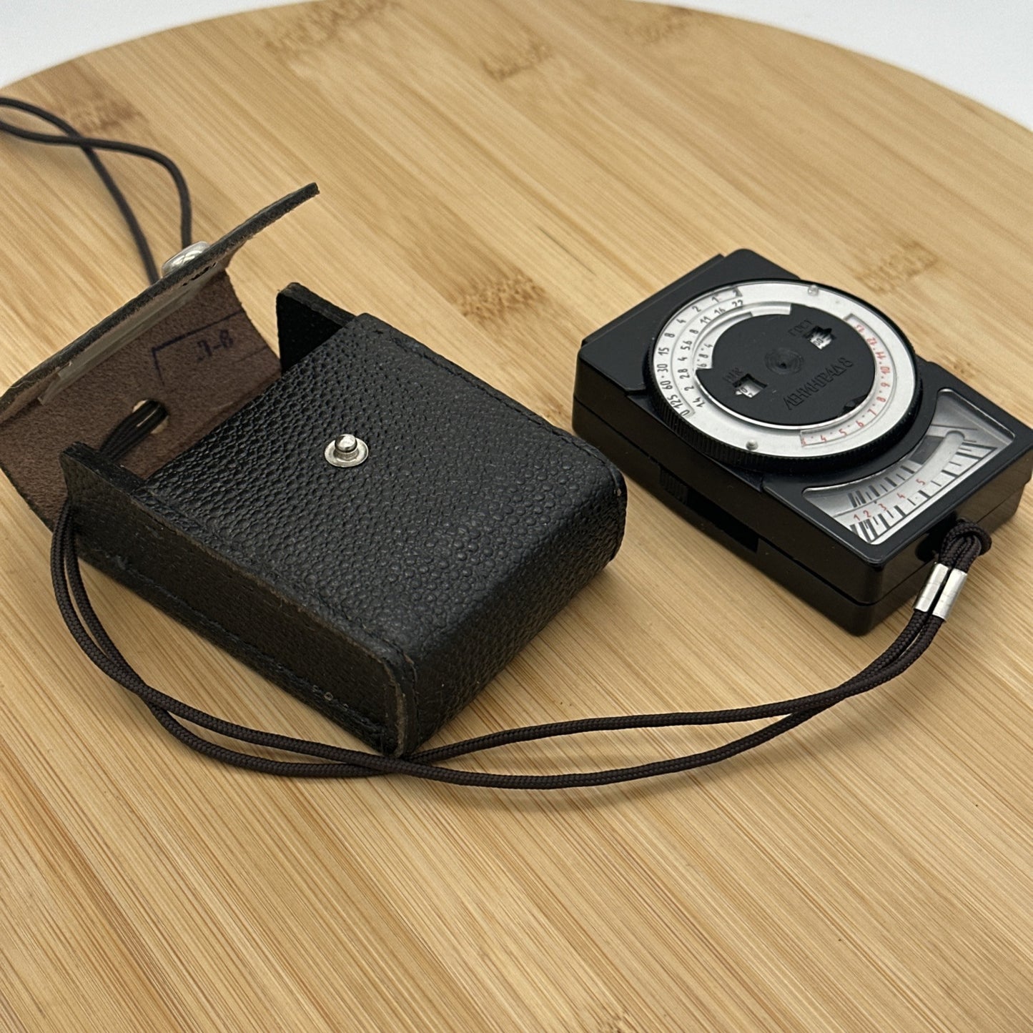 Vintage Leningrad 8 Exposure Meter Manual Analogue Light Meter Cyrillic